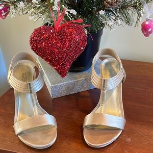 Kenneth Cole Reaction Pale Gold Size 6.5M Dress Sandals